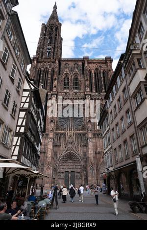 Die Kathedrale von Straßburg ist eine der größten und berühmtesten gotischen Kathedralen Frankreichs und das Wahrzeichen der Stadt. Einkaufsstraße Stockfoto