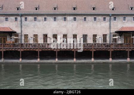 Detail der Seitenfassade des historischen Gebäudes der alten Bräuche am Ufer der Ill in Straßburg. Jetzt ist es der Bauernmarkt 'La Nouvelle Douane' Stockfoto