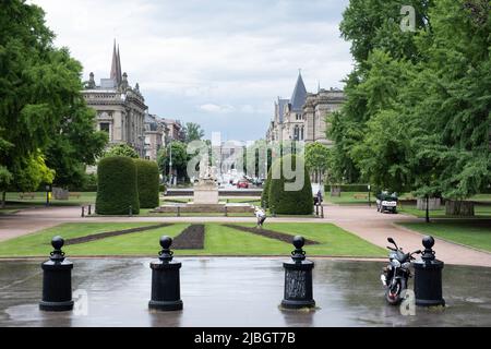 „Place de la Republique“ (ehemaliger deutscher Kaiserplatz oder Kaiserplatz) mit umgebenen Gärten und Blick auf die „Avenue de la Liberté“ Stockfoto
