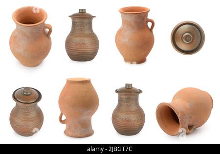 Set von verschiedenen Steingut Kannen isoliert auf weißem Hintergrund. Stockfoto