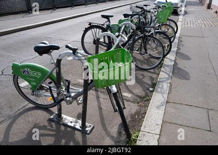 Mietfahrräder von Velhop, einige mit Korb, in einer Straße in Straßburg, Elsass, Frankreich geparkt Stockfoto