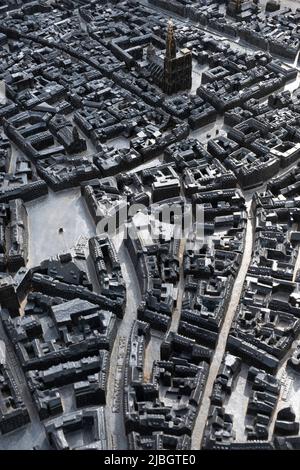 'Le Point de Convergence', eine bronzene Reliefkarte des Viertels Grande-Ile aus dem Jahr 3D am Place d'Austerlitz in Straßburg, Frankreich. Konzentrieren Sie sich auf den Turm Stockfoto