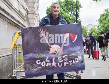 London, Großbritannien. 6.. Juni 2022. Künstler Kaya Mar mit seinem Anti-Boris-Gemälde. Anti-Boris Johnson-Demonstranten versammelten sich in Whitehall vor der Misstrauensvotum. Kredit: Vuk Valcic/Alamy Live Nachrichten Stockfoto