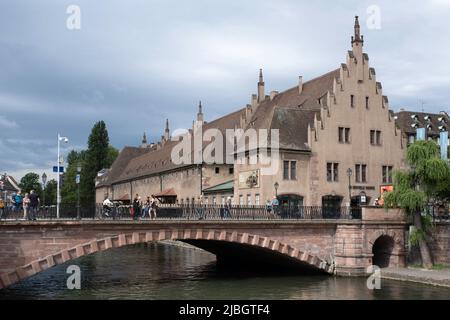 Historisches Gebäude der alten Bräuche mit Brücke am Ufer des Flusses ill in Strassbourg. Jetzt ist es der Bauernmarkt 'La Nouvelle Douane' Stockfoto