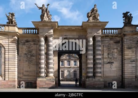 Eingangstor zum Innenhof des Palais Rohan an der Ill in Straßburg. Es ist die ehemalige Residenz der Fürstbischöfe und Kardinäle Stockfoto