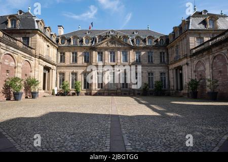 Innenhof des Palais Rohan an der Ill in Straßburg. Es ist die ehemalige Residenz der Fürstbischöfe und Kardinäle des Hauses Rohan Stockfoto