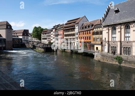 Eingang zur Schleuse im Kanal des Flusses ILL in der Altstadt (dem Viertel Little france) von Straßburg, Elsass, Frankreich Stockfoto