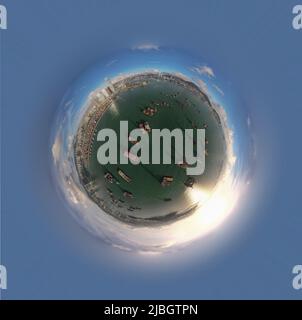 Containerschiffe im Schutz auf dem Meer in winziger Planetenansicht Stockfoto