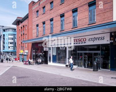 Liverpool, England - 13. Juli 2011 : Tesco Express auf der London Road. Tesco Express Shops sind Convenience Shops mit durchschnittlich 200 Quadratmetern Stockfoto