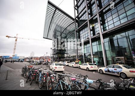 Haupteingang des Berliner Hauptbahnhofs. Der Hauptbahnhof ist der Hauptbahnhof in Berlin. Es gibt Steuern und geparkte Fahrräder im Bild. Stockfoto