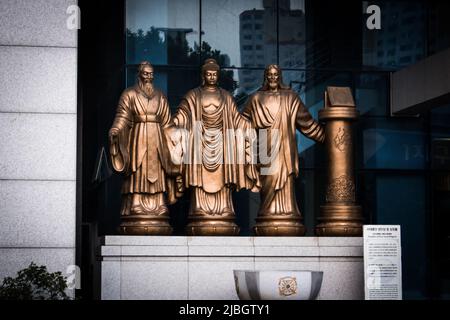 Seoul, Südkorea - Sep 19 2018 : Konfuzius, Buddha, Christus & Quran Statuen in der Familienföderation für Weltfrieden und Vereinigung Cheonbokgung Kirche Stockfoto