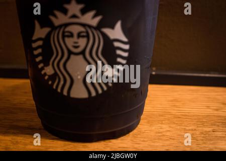 Eiskaffee von Starbucks. Starbucks Co. Ist ein US-amerikanischer Kaffeekonzern. Der erste Starbucks Standort außerhalb Nordamerikas wurde 1996 in Tokio, Japan, eröffnet. Stockfoto
