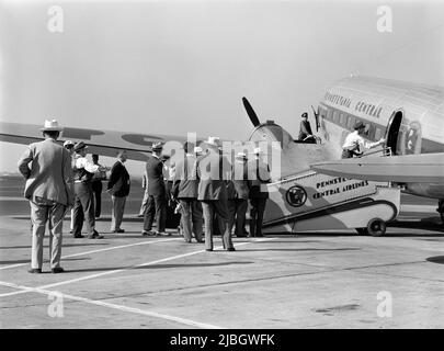 Vintage-Foto von etwa 1941 Passagieren, die an Bord eines Douglas DC3-Flugzeugs von Pennsylvania Central Airlines in Washington DC gingen Stockfoto