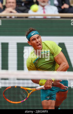 Paris, Frankreich. 5.. Juni 2022. Tennisspieler Rafael Nadal aus Spanien ist beim French Open Grand Slam Tennisturnier 2022 in Roland Garros, Paris, Frankreich, im Einsatz. Frank Molter/Alamy Live Nachrichten Stockfoto