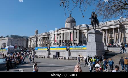 London, England. 26. März 2022. Stand mit der Ukraine auf dem Trafalgar Square in London, England. Russland marschierte am 24.. Februar 2022 in die Nachbarukraine ein Stockfoto