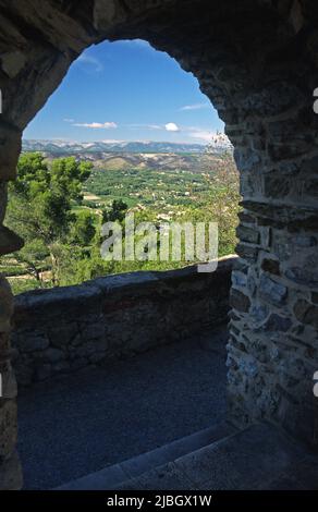 Ort der 'Trou de Madame' des mittelalterlichen Dorfes Le Castellet im Var Stockfoto