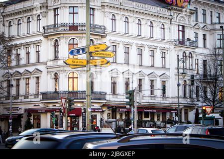 Berlin, Deutschland - Dez 30 2016: Straßenschilder an der Straße Mehringdamm 40 & berühmter Wohnblock, der 1868 erbaut wurde, an der Ecke Yorckstraße (Kreuzberg) Stockfoto