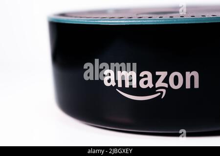 Kumamoto, Japan - 2. Okt 2019 : Amazon Echo Dot. Amazon Echo (kurz Echo und auch als Alexa bekannt) ist eine Marke von intelligenten Lautsprechern von Amazon. Stockfoto