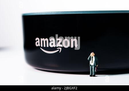 Miniaturunternehmer, die vor Amazon Echo Dot stehen. Amazon Echo (auch bekannt als Alexa) ist eine Marke von intelligenten Lautsprechern von Amazon Stockfoto