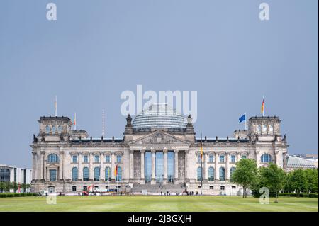 01.06.2022, Berlin, Deutschland, Europa - Blick auf die Westfassade des Reichstagsgebäudes im Bezirk Mitte nach einem Gewitter. Stockfoto