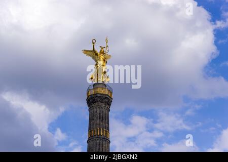 Die Siegessauele in Berlin mit der goldenen Statue der antiken griechisch-römischen Göttin Nike. Deutschland Stockfoto