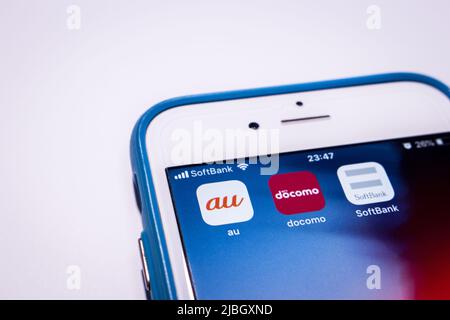 Icons of au von KDDI, NTT docomo und SoftBank. 3 riesige Mobilfunkanbieter in Japan, auf dem iPhone. Sie machen rund 80 % des Gesamtanteils in Japan aus Stockfoto