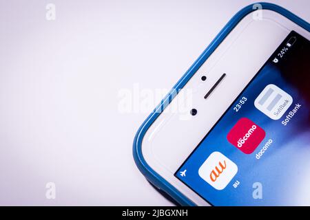 Icons of au von KDDI, NTT docomo und SoftBank. 3 riesige Mobilfunkanbieter in Japan, auf dem iPhone. Sie machen rund 80 % des Gesamtanteils in Japan aus Stockfoto