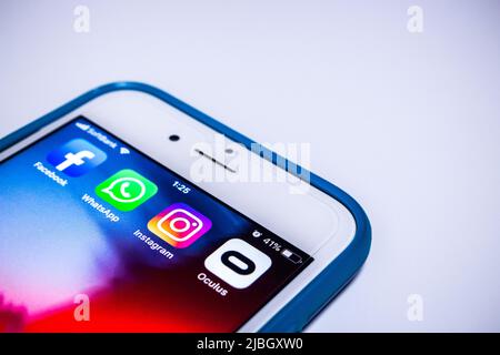 Instagram mit Facebook-, WhatsApp- und Oculus-Symbolen auf dem iPhone. Instagram ist ein US-amerikanischer Dienst für Foto- und Videofreigabe in sozialen Netzwerken, der Meta gehört Stockfoto
