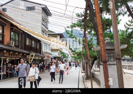 Einkaufsstraße in Itsukushima (Miyajima). Itsukushima ist eine Insel im westlichen Teil der japanischen Binnenmeer, die sich in der Hiroshima-Bucht befindet Stockfoto