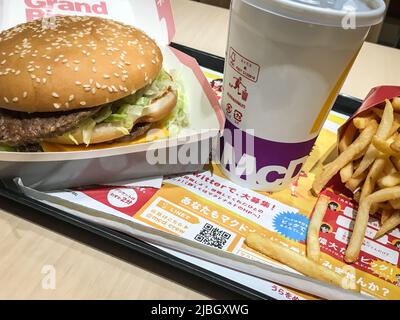 Kumamoto, Japan - Apr 18, 2019 : Nahaufnahme des Grand Big Mac-Menüs (Burger, Getränke und Kartoffeln) auf dem Tablett, McDonald's-Restaurant, Japan. Stockfoto
