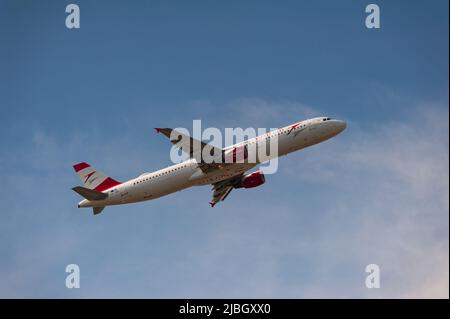 03.06.2022, Berlin, Deutschland, Europa - ein Airbus A321-200 von Austrian Airlines hebt vom Flughafen Berlin Brandenburg ab. Stockfoto