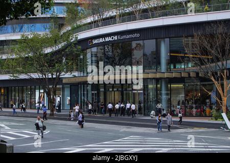 Menschen & Eingang des Kumamoto Sakuramachi Bus Terminals am Vortag wieder geöffnet. Nach der Schließung des alten Busterminals im Jahr 2015 wird es am 14. September 2019 wieder eröffnet Stockfoto