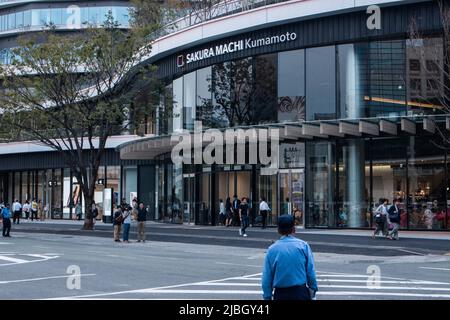 Menschen & Eingang des Kumamoto Sakuramachi Bus Terminals am Vortag wieder geöffnet. Nach der Schließung des alten Busterminals im Jahr 2015 wird es am 14. September 2019 wieder eröffnet Stockfoto