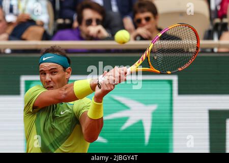 Paris, Frankreich. 5.. Juni 2022. Tennisspieler Rafael Nadal aus Spanien ist beim French Open Grand Slam Tennisturnier 2022 in Roland Garros, Paris, Frankreich, im Einsatz. Frank Molter/Alamy Live Nachrichten Stockfoto