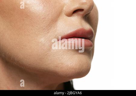 Nahaufnahme des unteren Gesichts einer Frau mittleren Alters mit ersten Falten. Weibliches Modell mit gepflegter Haut. Konzept der Frauen Gesundheit und Schönheit, Kosmetologie, Anti Stockfoto