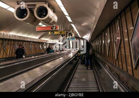 Budapest, Ungarn - 8. Feb 2017: Bild von Menschen, die auf einer Rolltreppe in der U-Bahn in Budapest, Ungarn, stehen. Stockfoto