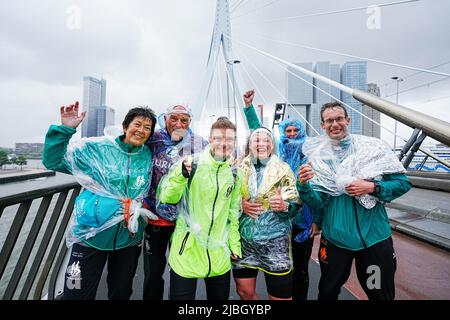 2022-06-06 16:17:56 ROTTERDAM - Teilnehmer des Roparun-Spaziergangs über die Erasmus-Brücke. Die teilnehmenden Teams haben während des Pfingstwochenendes mehr als fünfhundert Kilometer zurückgelegt und Geld für die unterstützende Versorgung von Menschen mit Krebs aufgezogen. ANP MARCO DE SWART niederlande Out - belgien Out Stockfoto