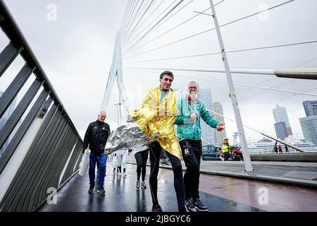 2022-06-06 16:17:00 ROTTERDAM - Teilnehmer des Roparun-Spaziergangs über die Erasmus-Brücke. Die teilnehmenden Teams haben während des Pfingstwochenendes mehr als fünfhundert Kilometer zurückgelegt und Geld für die unterstützende Versorgung von Menschen mit Krebs aufgezogen. ANP MARCO DE SWART niederlande Out - belgien Out Stockfoto