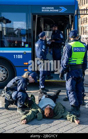 Protestler, der in Elokapina verhaftet oder in der finnischen Ylikulutuskapina-Demonstration vom Aussterben in Mannerheimintie, Helsinki, Finnland, aufstand Stockfoto