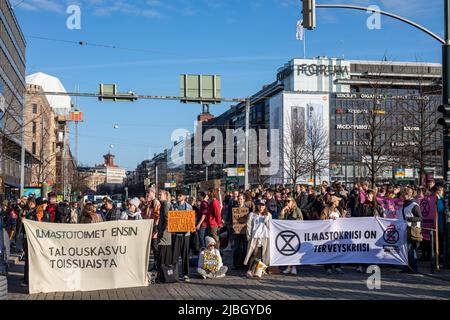 Ylikulutuskapina - Elokapinas Straßenblockierungsdemonstration in Mannerheimintie, Helsinki, Finnland Stockfoto