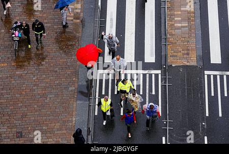 2022-06-06 16:40:16 ROTTERDAM - Teilnehmer des Roparun-Spaziergangs entlang des Coolsingel. Die teilnehmenden Teams haben während des Pfingstwochenendes mehr als fünfhundert Kilometer zurückgelegt und Geld für die unterstützende Versorgung von Menschen mit Krebs aufgezogen. ANP MARCO DE SWART niederlande Out - belgien Out Stockfoto