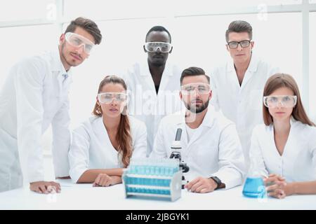 Gruppe von Wissenschaftlern mit Kleidern im Labor Stockfoto