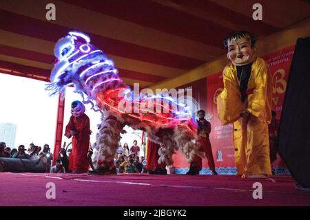 Das Drachenboot-Festival oder Duanwu-Festival ist eines der ältesten traditionellen Festivals der Welt, das von Chinesen durchgeführt wird. In Kalkutta feiert die chinesische Gemeinschaft dieses Fest mit mehreren Aufführungsveranstaltungen wie einer Reihe von Löwentänzen, köstlichem Essen, das von der chinesischen Gemeinde zubereitet wird, einem Drachenbootrennen und kulturellen Darbietungen. Dieses Jahr fand dieses Festival am 5.. Juni 2022 in Kalkutta Boating and Hotel Resorts, Topsia, statt. Das Boot-Rennteam hatte das Boot-Rennen seit einer Woche praktiziert, aber aufgrund eines kürzlich in Rabindra Sarovar eingetretenen Bootrennens wurde das Drachenboot-Rennen abgesagt. Howe Stockfoto