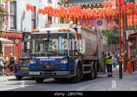 Müllabfuhr durch Chinatown in der Stadt Westminster. London Stockfoto