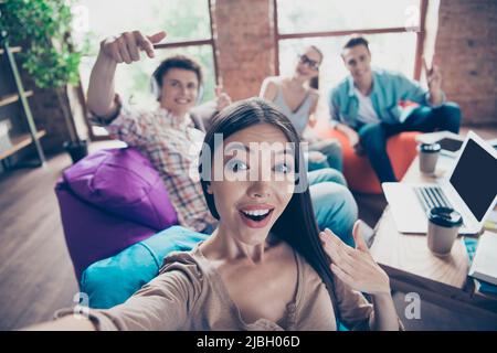 Portrait von freundlichen positiven Partnern nehmen Selfie aufnehmen Video Prepare together Test exam Loft room indoor Stockfoto