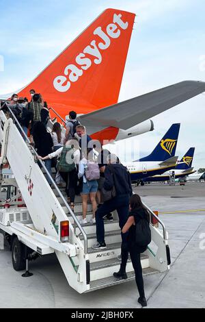 Passagiere steigen an Bord eines easyJet-Fluges vom Flughafen Pisa nach London Gatwick. Mai 2022. Stockfoto