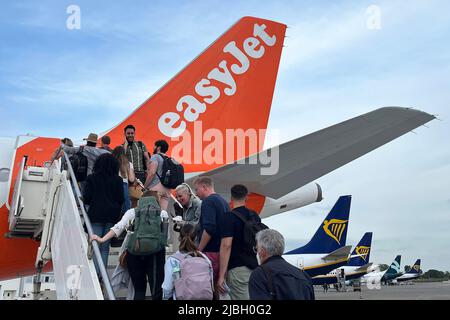 Passagiere steigen an Bord eines easyJet-Fluges vom Flughafen Pisa nach London Gatwick. Mai 2022. Stockfoto