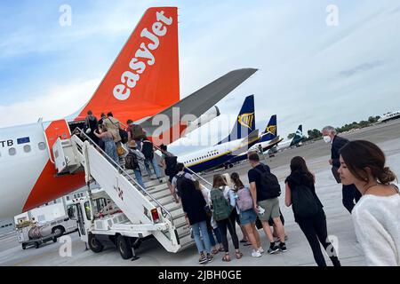 Passagiere steigen an Bord eines easyJet-Fluges vom Flughafen Pisa nach London Gatwick. Mai 2022. Stockfoto