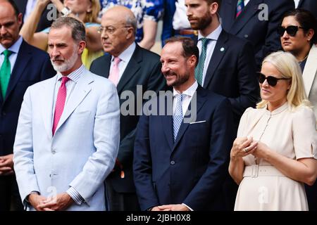 Paris, Frankreich. 5.. Juni 2022. König´s Spanien, Haakon, Kronprinz von Norwegen, und seine Frau Mette-Marit Tjessem sehen sich das Finale der Herren beim French Open Grand Slam Tennisturnier 2022 in Roland Garros, Paris, Frankreich, an. Frank Molter/Alamy Live Nachrichten Stockfoto