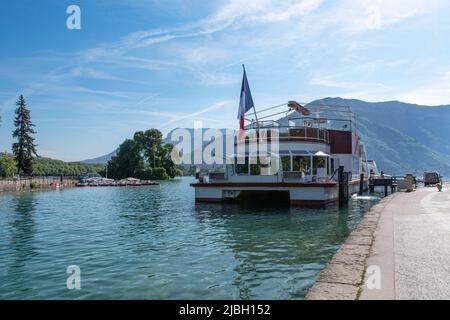 Ein Restaurantboot für eine Fahrt auf dem See Annecy in Frankreich Stockfoto